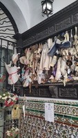 Von Gipsbeinen, Korsett bis zu abgeschnittenen Zöpfen werden hier für erhörte Bitten angebracht