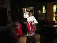 Korona beim Fandango mit Kastagnetten 