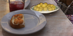 tapas mit scampi und oliven